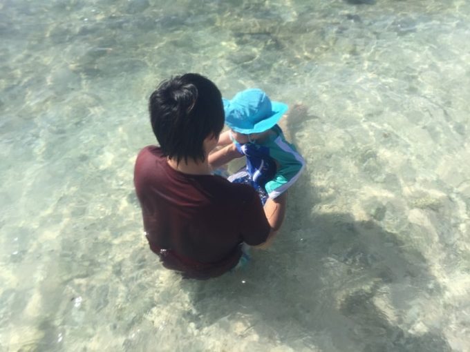 海で遊ぶ赤ちゃん
