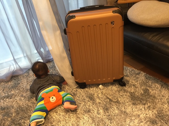 赤ちゃんとスーツケース
