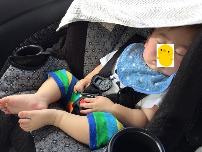 グアムのレンタカーで眠る赤ちゃん