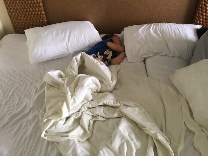 グアムリーフホテルで昼寝している1歳児