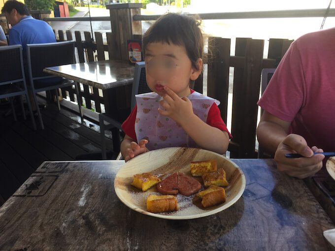 リトルピカズでキッズメニューを食べる1歳児