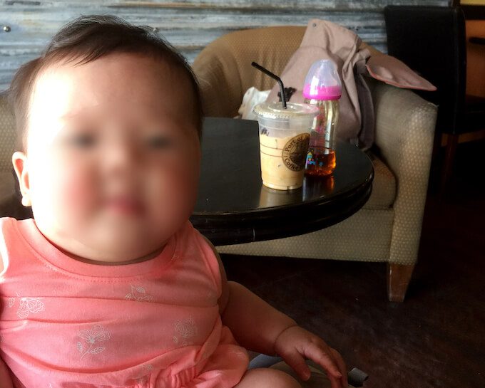 グアムのカフェでくつろぐ女の子の赤ちゃん