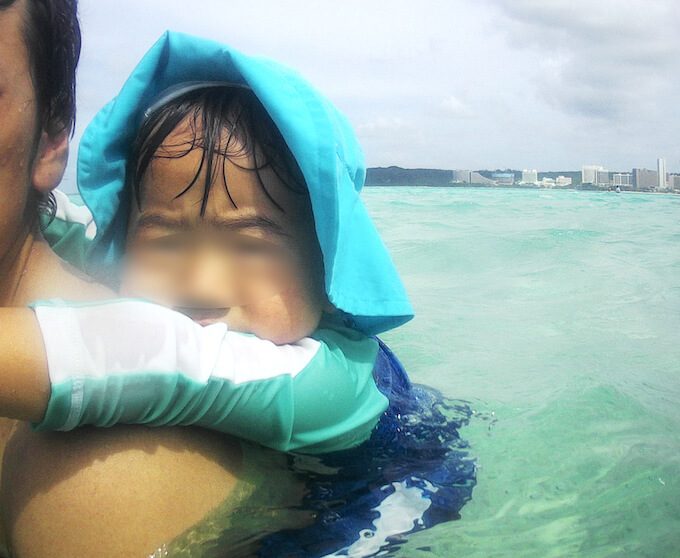 グアムのビーチで泳ぐ2歳児